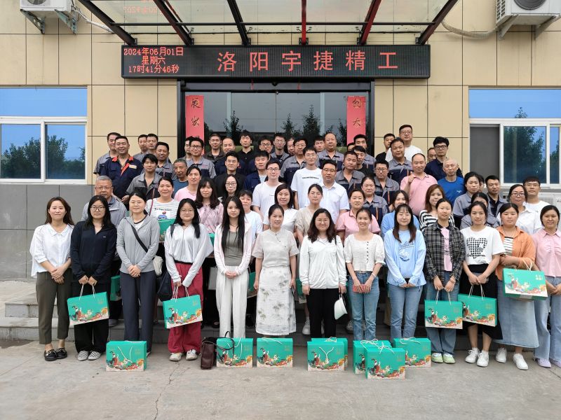 淡淡棕葉香，濃濃世間情，根根絲線連，切切情意牽！